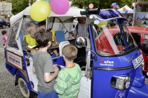 Rikscha der Eulen Apotheke beim Kiezfest-Florastraßenfest