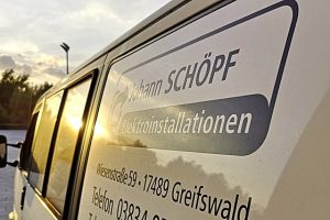 Firmenlogo Johann Schoepf-Elektroinstallationen auf einem Firmenfahrzeug.